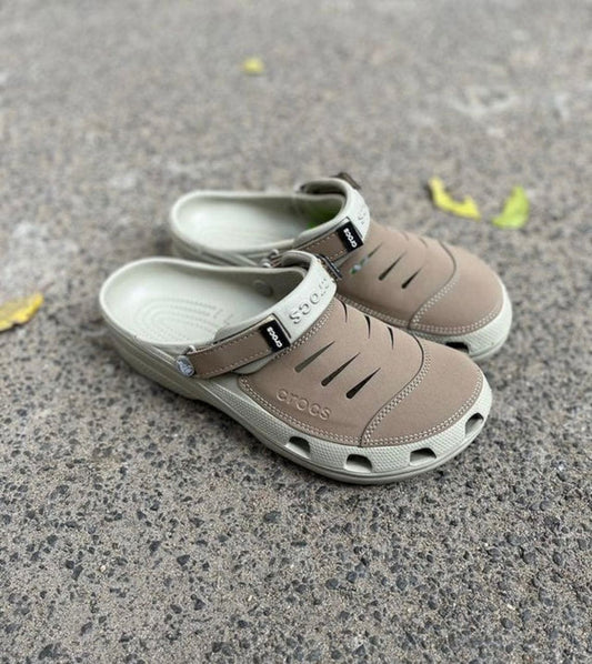 اكتشف الراحة مع كروكس طلي الطبي 👟 دعم مثالي لقدميك وخفة تخليك تمشي بلا تعب