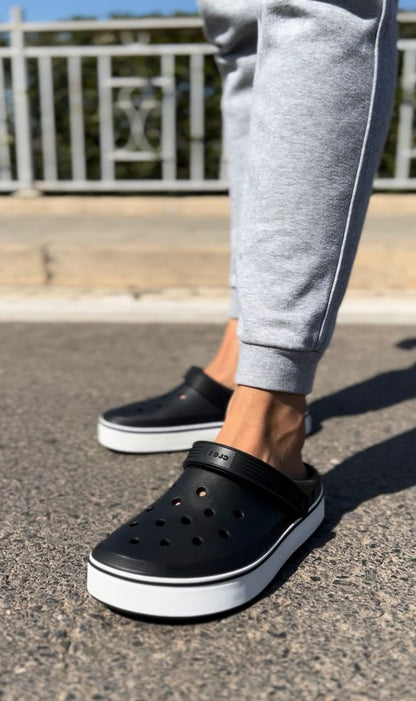 اكتشف الراحة مع كروكس الطبي 👟 دعم مثالي لقدميك وخفة تخليك تمشي بلا تعب