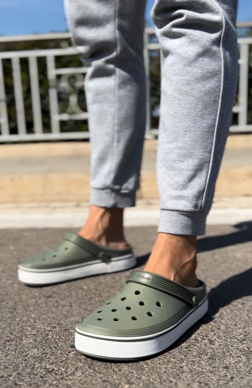 اكتشف الراحة مع كروكس الطبي 👟 دعم مثالي لقدميك وخفة تخليك تمشي بلا تعب